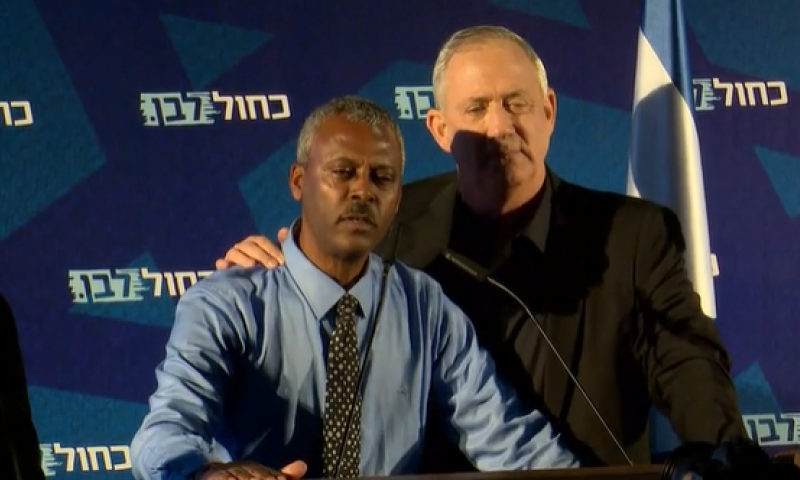 צפו: מפגין התפרץ לנאום של גנץ &ndash; והועלה לבמה