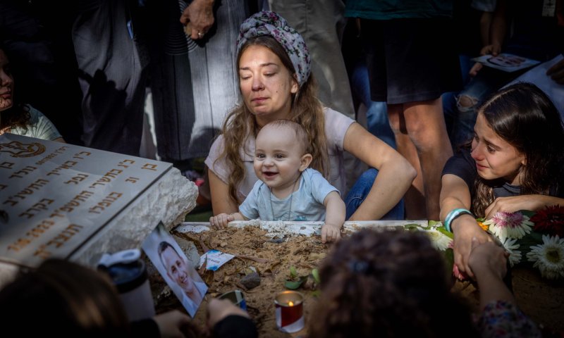 תמונת היום: בנו הפעוט של דוד מאיר עלה לקברו