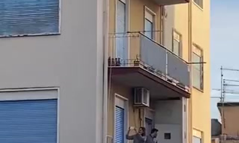 צפו: באיטליה מעבירים את הבידוד בשירה מהמרפסות