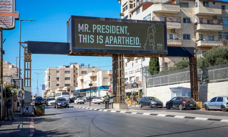 אויבים מבית: בצלם חוגגים את צווי המעצר נגד ישראל