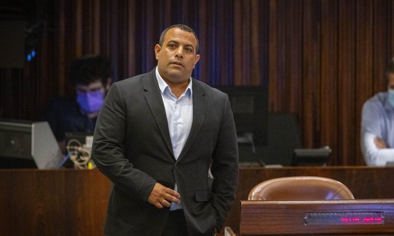 צפו: עימות בשידור בין שרון גל לאביר קארה