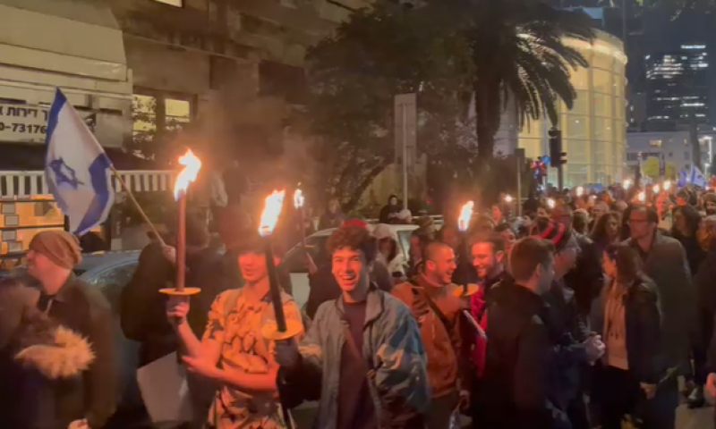 צפו|עם לפידים:מפגינים נגד הממשלה צועדים בתל אביב