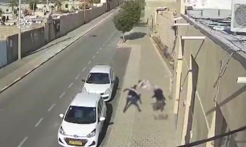 מוציא סכין, דוקר ונמלט: צפו בתיעוד פיגוע הדקירה ביפו