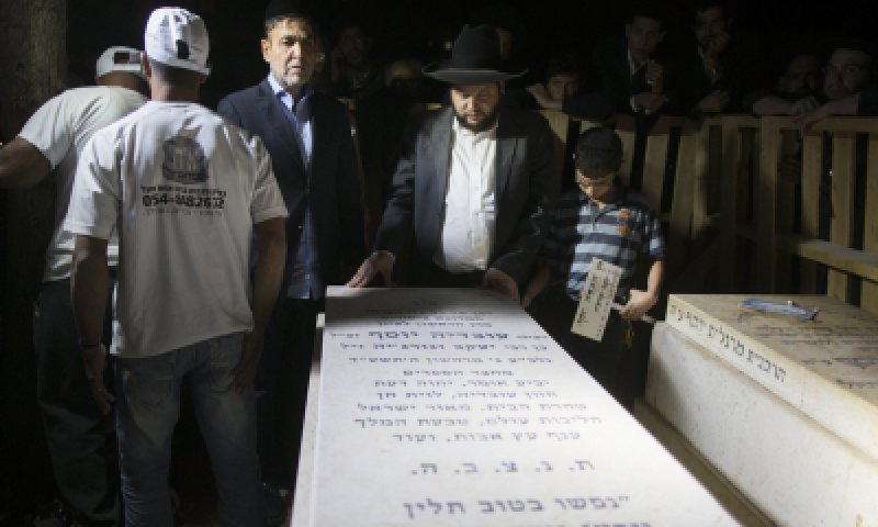 פה נטמן: הוקמה מצבה לרב עובדיה יוסף זצ"ל