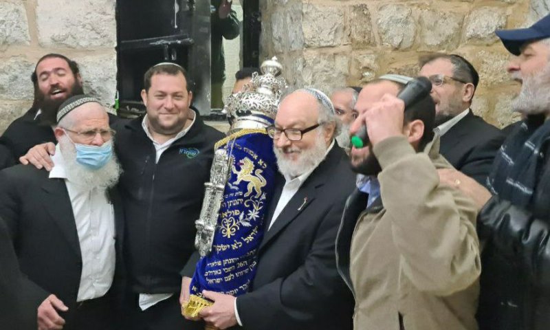 מרגש: פולארד הכניס לקבר יוסף ס"ת שנכתב בכלא