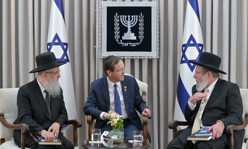 הרבנים הראשיים קוראים להרצוג: תן חנינה לנגד א'