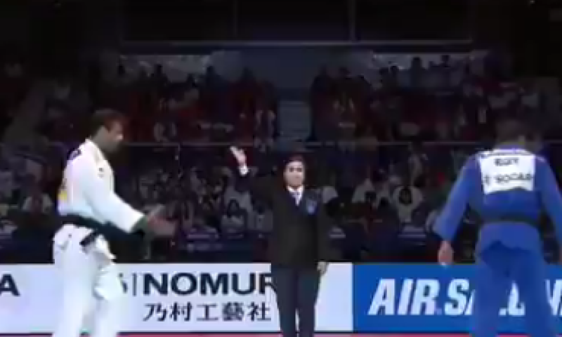 אלוף: מוקי ניגש ללחוץ את היד, המתחרה המצרי ברח