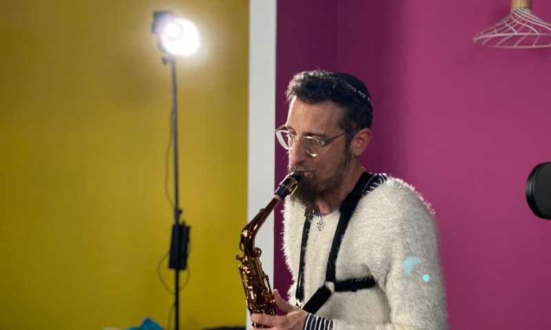 צפו: דניאל זמיר מבצע את ניגון "שאמיל" בדסק סרוגים