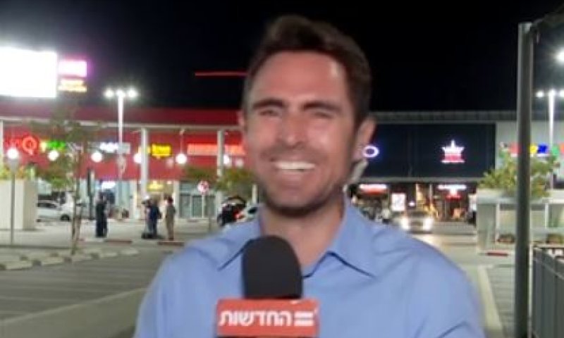צפו: כתב חדשות 12 לא מצליח להפסיק לצחוק בשידור