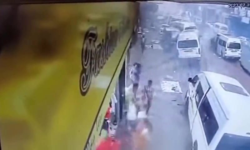 תיעוד משוגע: פיצוץ צינור גז באמצע רחוב בדרום אפריקה