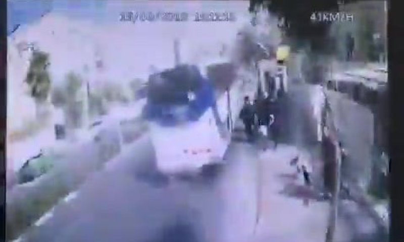 תיעוד דרמטי: הנהג דוהר, סוטה מהמסלול ודורס