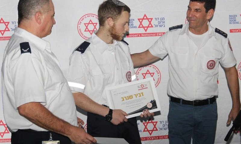 אחרי שנפצע בפיגוע: דביר שנרב סיים קורס חובשים