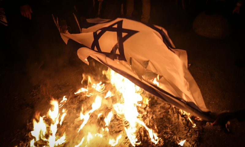 קיצוניים הפגינו נגד המדינה ושרפו דגלי ישראל | צפו: