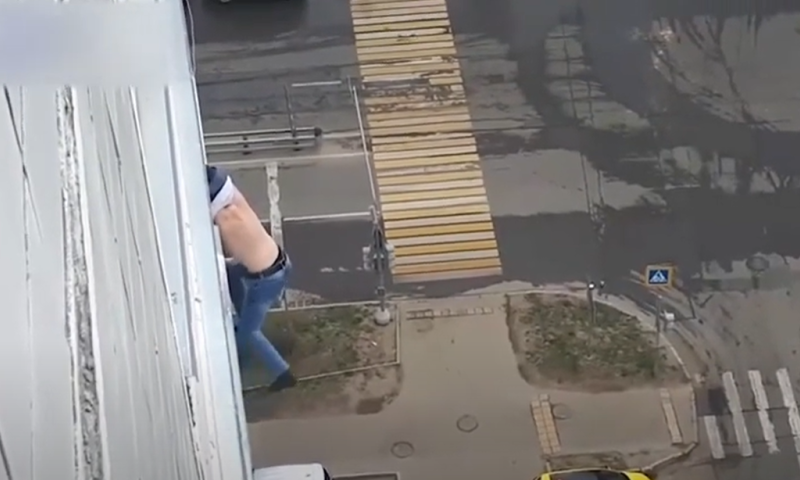 תיעוד דרמטי: נפל מהחלון &ndash; ונקנס על הפרת בידוד &bull; צפו