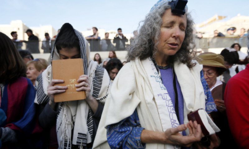 נשים דתיות וחרדיות מכינות הפתעה ל'נשות הכותל'