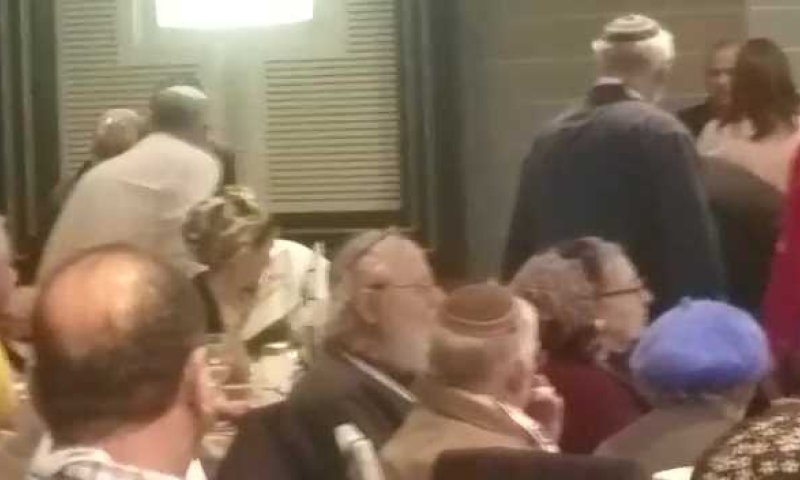 כך נגרר באלימות משתתף מבוגר שהפריע בכנס בשבע