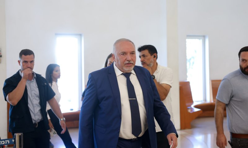 ליברמן עונה לרב צדקה: "אתה עוסק בחילול ה' "