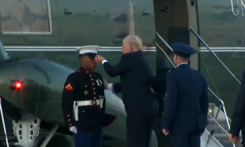 צפו: טראמפ הרים לחייל את הכובע והפך לבדיחת רשת