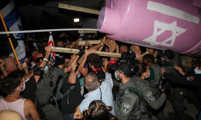 צפו: מפגיני בלפור פורצים את המחסום של המשטרה