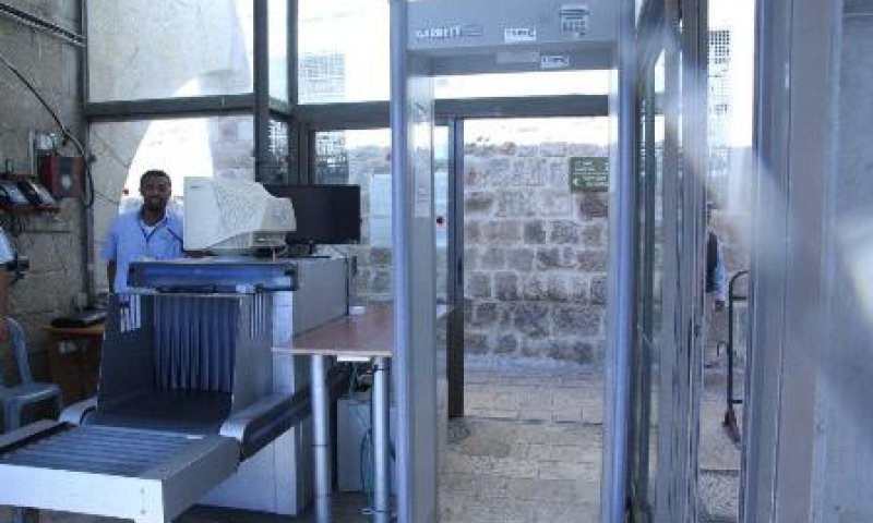 בכניסות לרחבת הכותל הוצבו מגנומטרים כשרים לחג ושבת