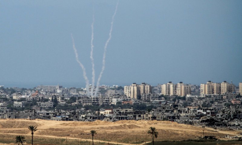 צפו: הורים מחפשים את ילדיהם בזמן ירי הרקטות