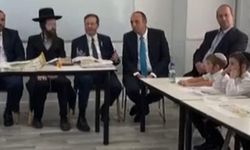 צפו: הנשיא הרצוג התפלל עם ילדי חסידי גור