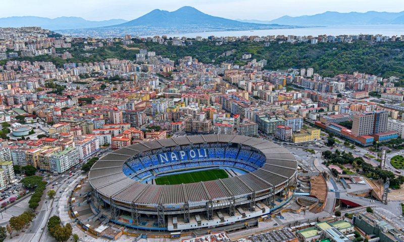 נאפולי לוהטת: כוכבי הפרימייר ליג נוהרים לעיר