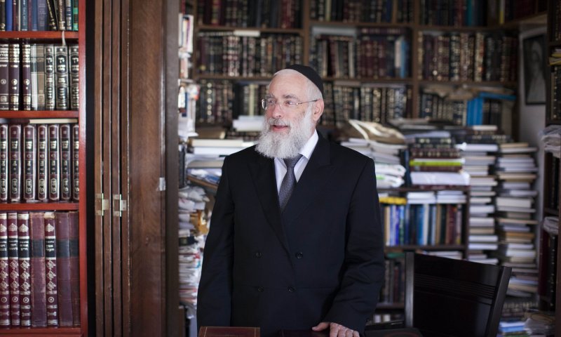 גורמים פוליטיים מבהירים: גיל הרב הראשי לא ישונה