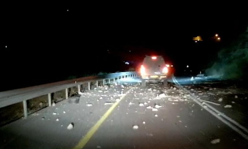 טירוף | פורעים ערבים חסמו כביש מרכזי בבנימין. צפו