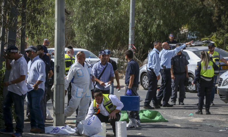 "יש פה יריות. אחד כבר על הרצפה" האזינו