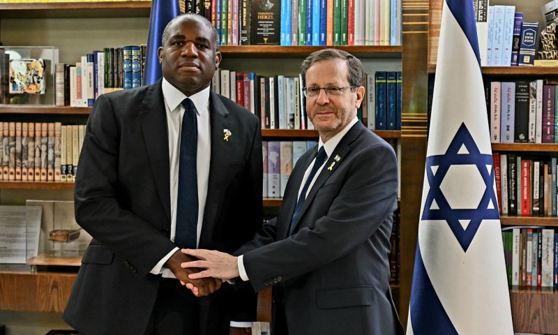 שר החוץ הבריטי להרצוג: מקווה שנראה הפסקת אש בקרוב