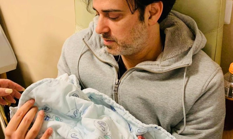 מזל טוב! זה השם המפתיע שבחר היוצר הישראלי לבנו