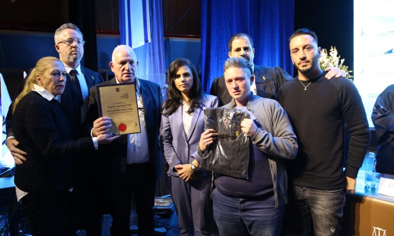 שקד העניקה תעודת הסמכה להוריה של קים לבנגרונד