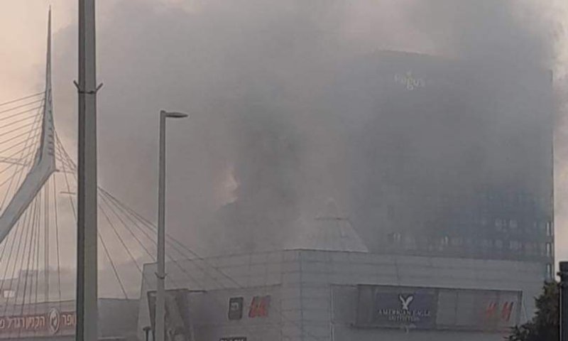 שריפה פרצה בקניון בפתח תקווה, המבקרים פונו