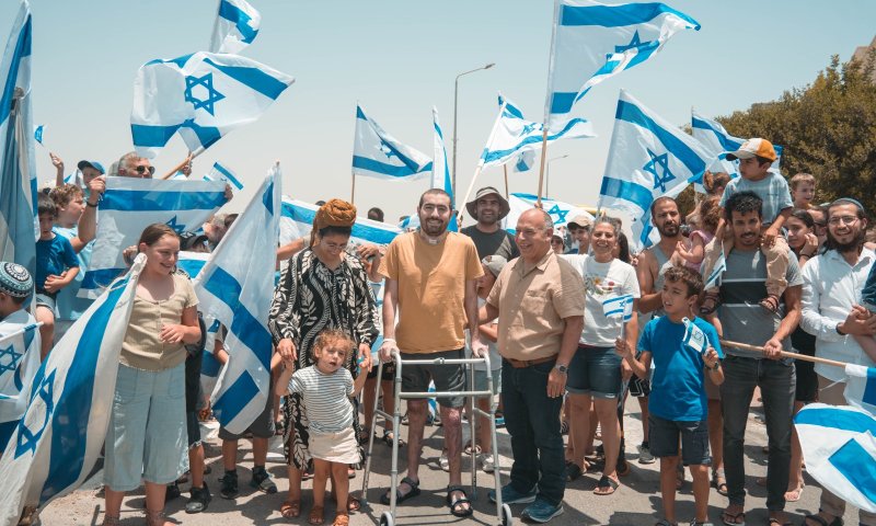 בתרועות ובדגלים: כך התקבל לוחם שנפצע מנ"ט והשתחרר לביתו
