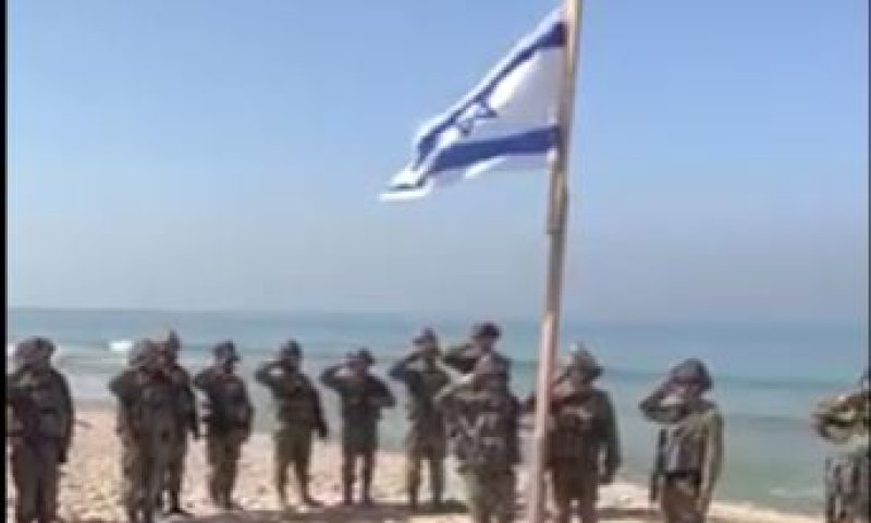 מרגש: שירת התקווה בהנפת הדגל על חוף עזה
