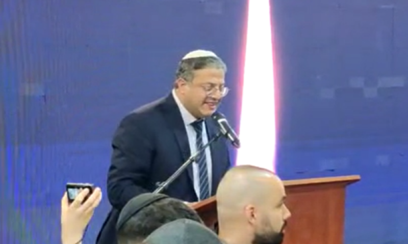 צפו: קריאות בוז לאיתמר בן גביר באזכרה לרב כהנא