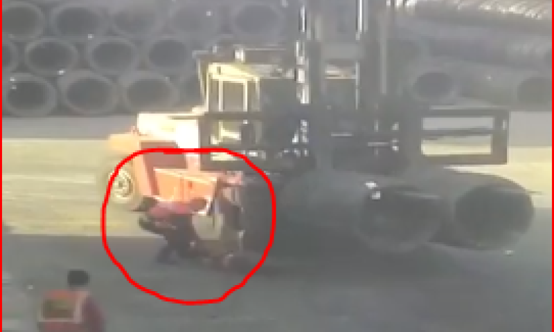 תיעוד קשה: עובד נמחץ על ידי מלגזה. צפו