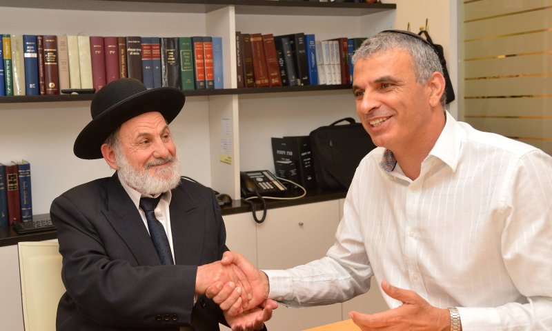 משה כחלון הודיע: תומך ברב ציון בוארון לרב הראשי