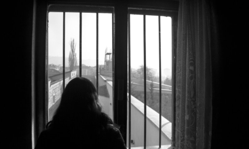 "את פשוט כלואה בתוך הקשר"