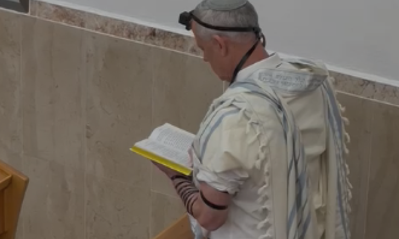 בבית הכנסת הקבוע | בני גנץ בתפילת שחרית. צפו