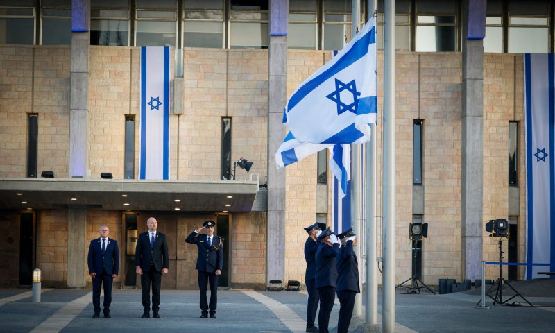 יום הזיכרון: דגל ישראל הורד לחצי התורן בכנסת | צפו