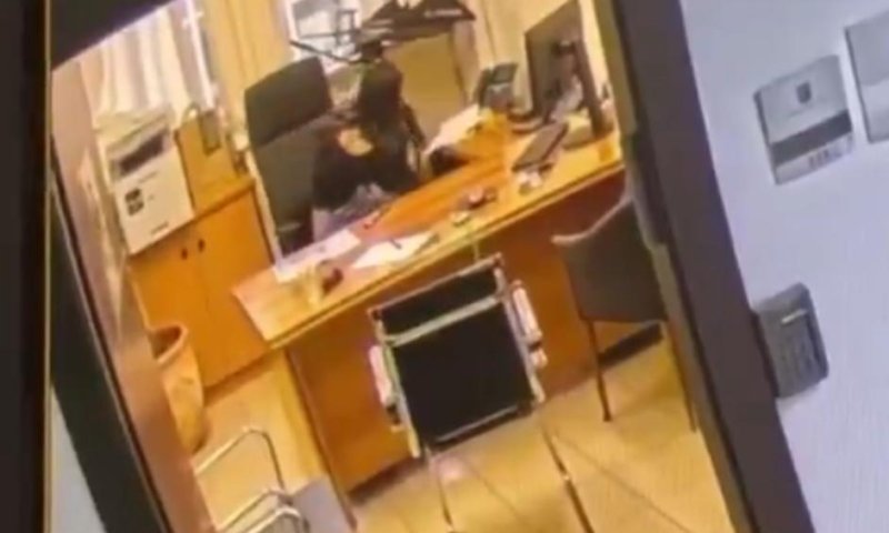 התיעוד: מוריה אסרף מחטטת במגירות בלשכת ראש הממשלה