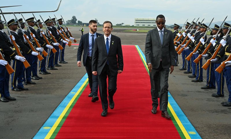 לראשונה במלחמה: הרצוג יצא לביקור מדיני באפריקה