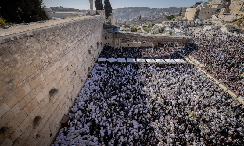 צפו בשידור חי: עשרות אלפי מתפללים בברכת הכהנים בכותל