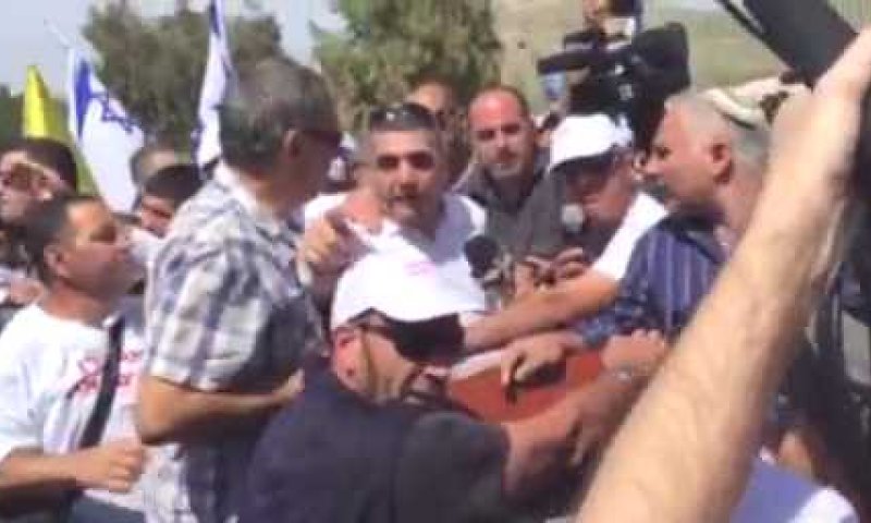 מפגינים תקפו את סגן השר מזוז שכינה אותם 'אספסוף'