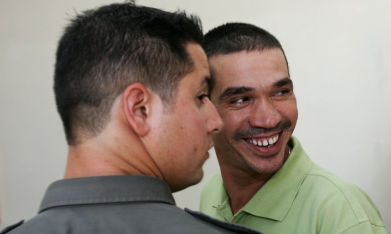 דריכות במשטרה: העבריין יצחק אברגי'ל חוזר לישראל