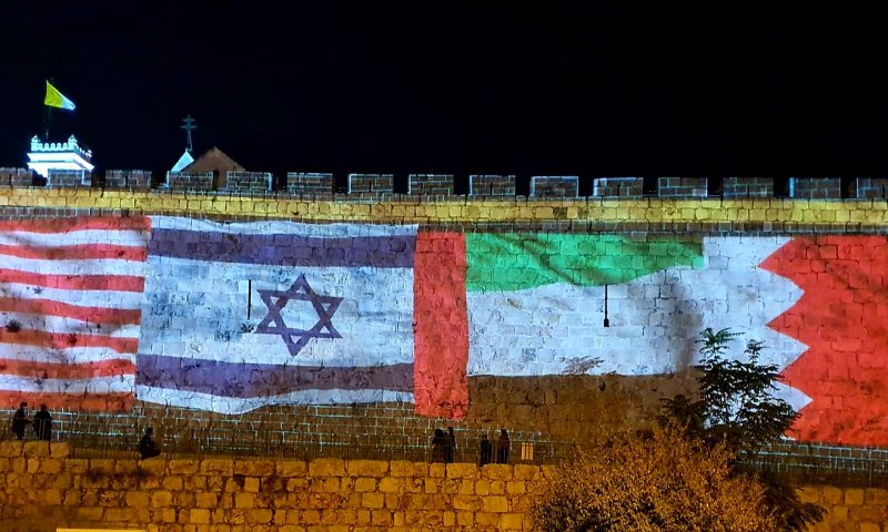 שלום ב-3 שפות בעיריית ת"א; 4 דגלים על החומות