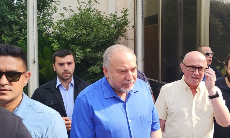 ליברמן: "חוק המצלמות אינטרס של עודה ונתניהו"