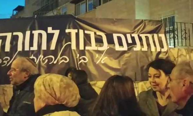 בקרית היובל יצאו למחות נגד חילול ספרי התורה